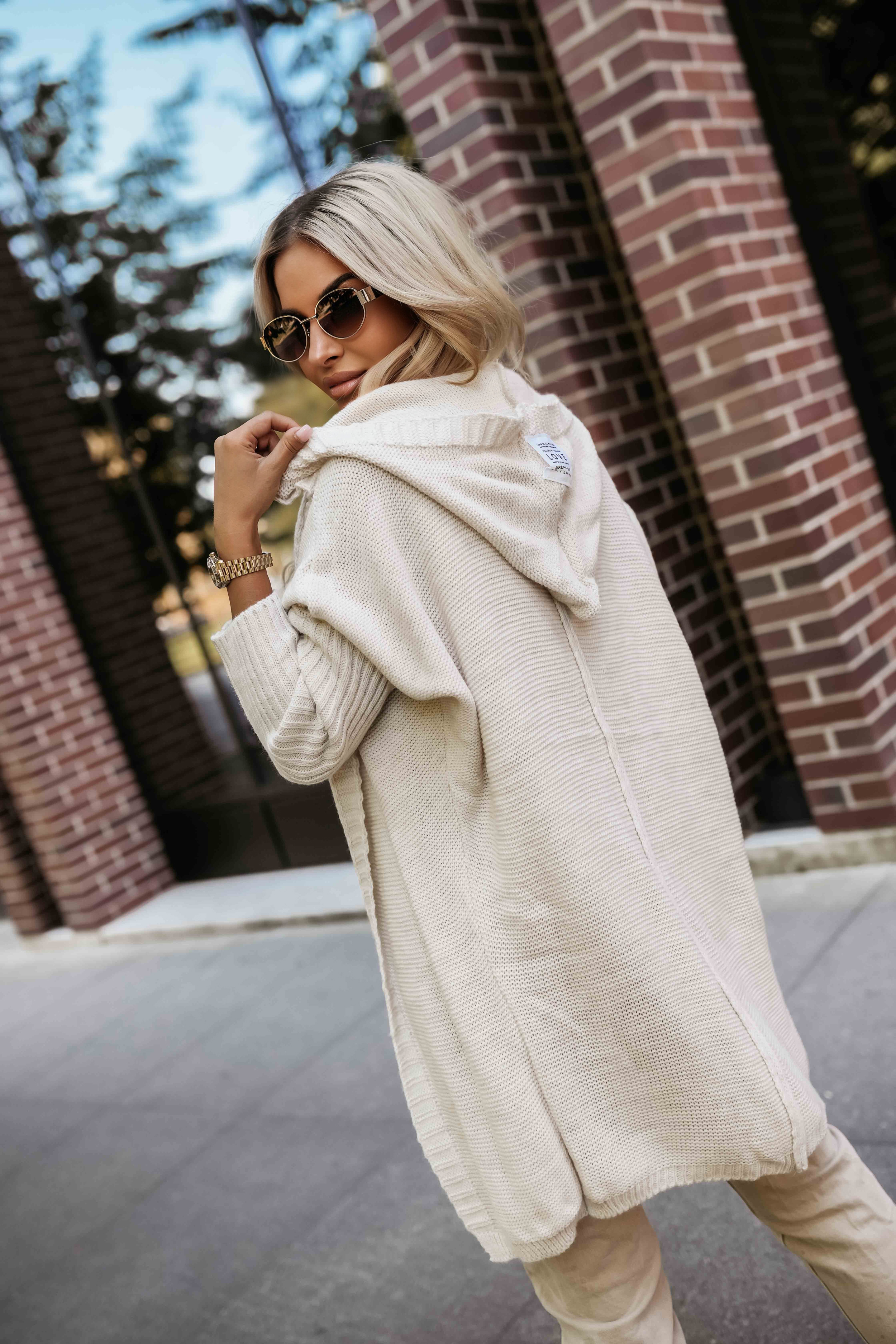 629-1 Comfortable oversized cardigan with a hood and a stylish patch - beige
