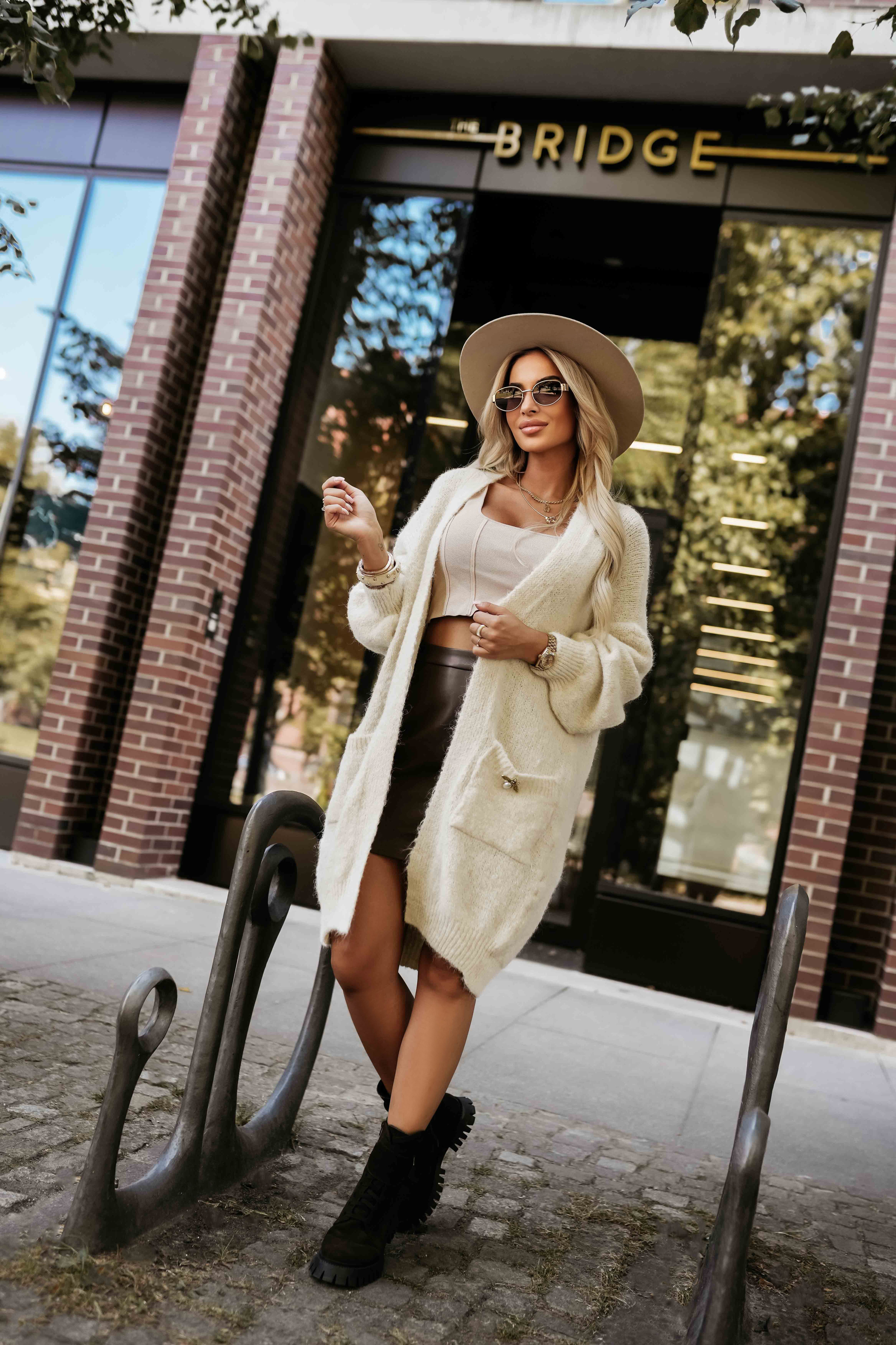 628-1 Fashionable oversized cardigan with a decorative brooch and practical pockets - beige