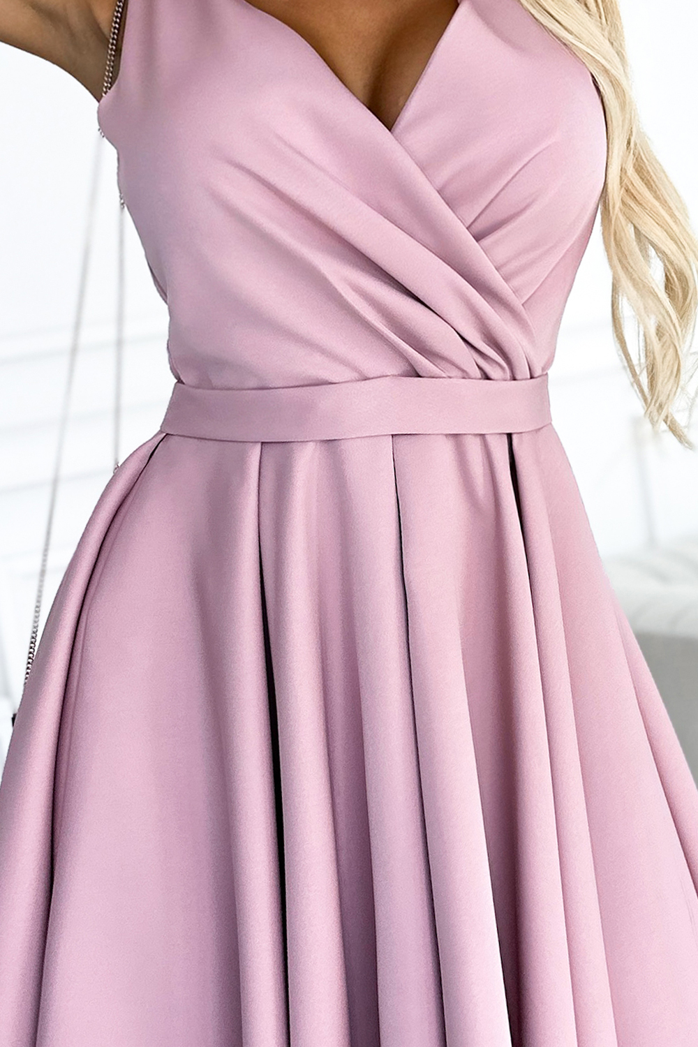 Dress with a longer back, neckline and belt Numoco