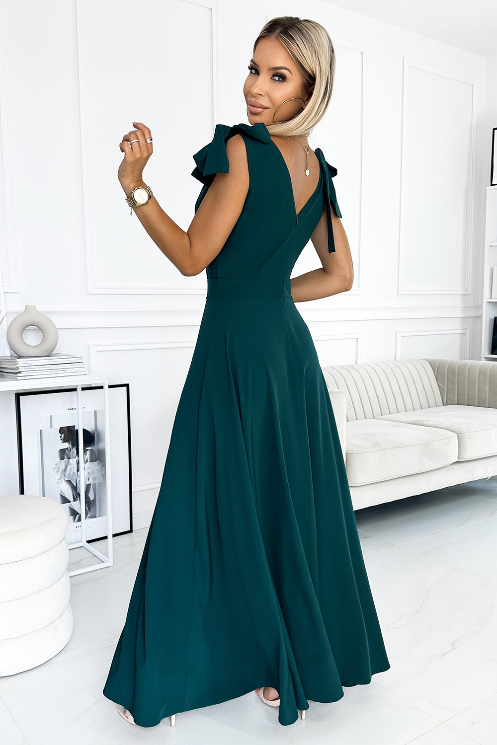 Long dress with neckline and tie at the shoulders Numoco
