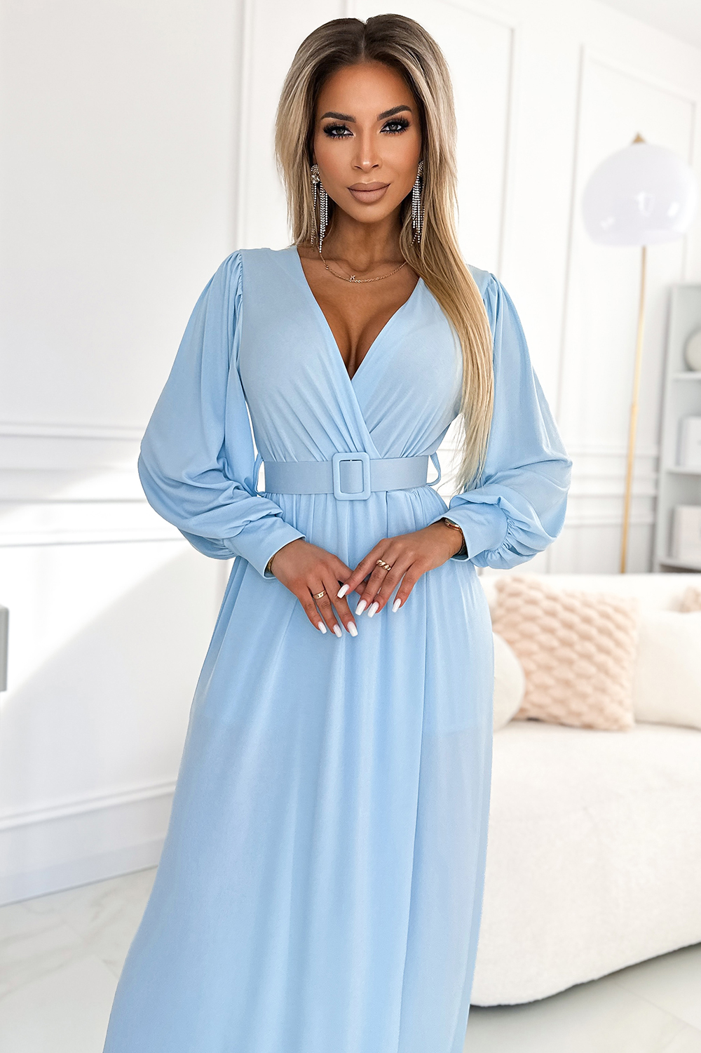 Long dress with a wide belt and a Numoco neckline