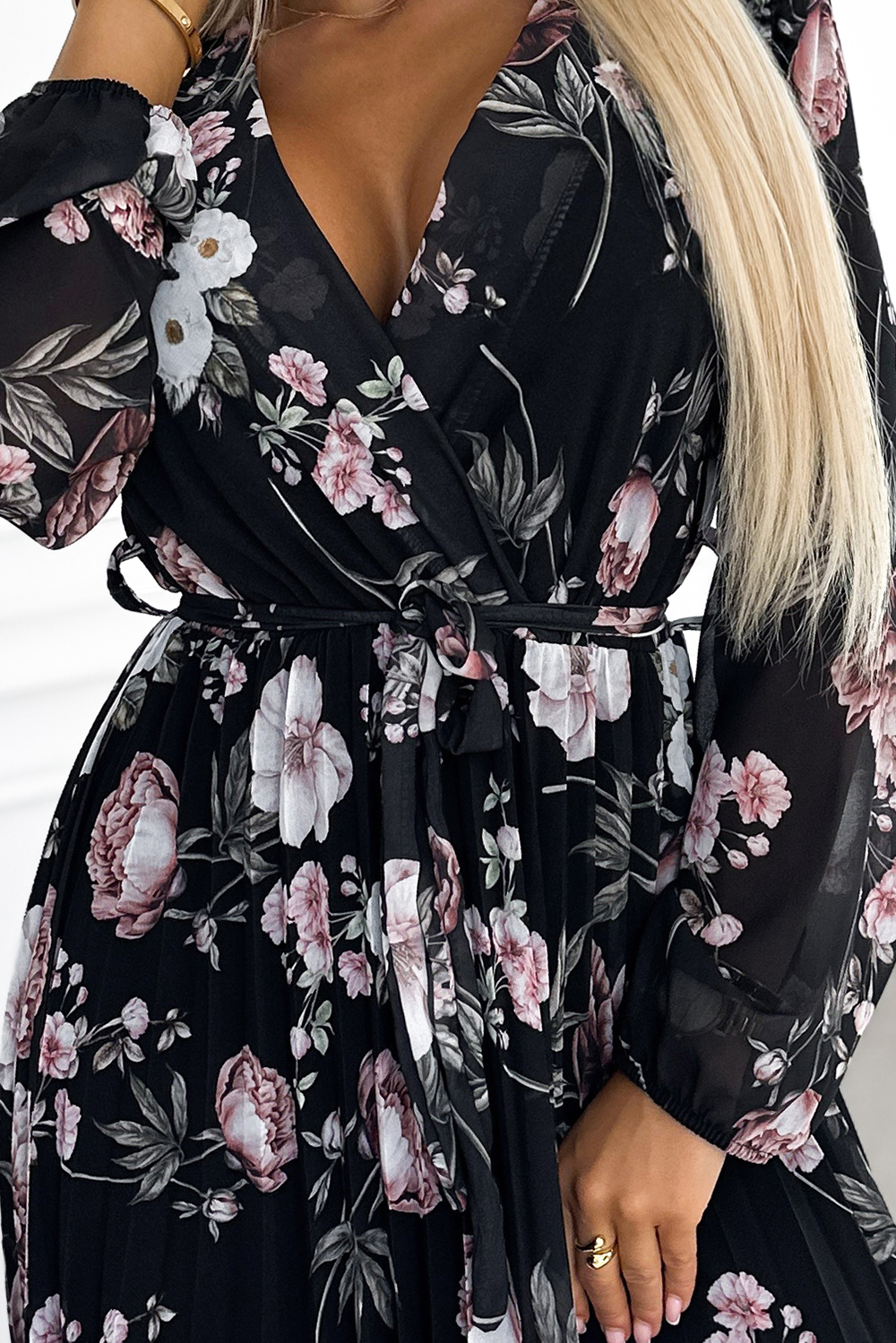 Pleated midi dress with neckline, long sleeves and tie at the waist Numoco