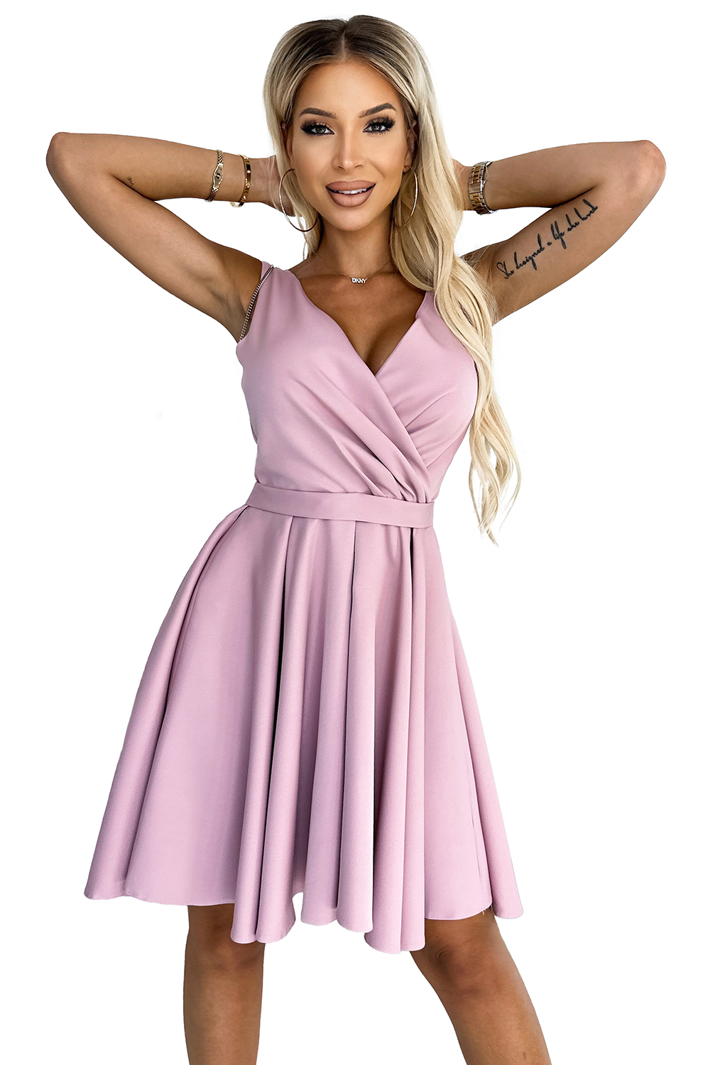 Dress with a longer back, neckline and belt Numoco