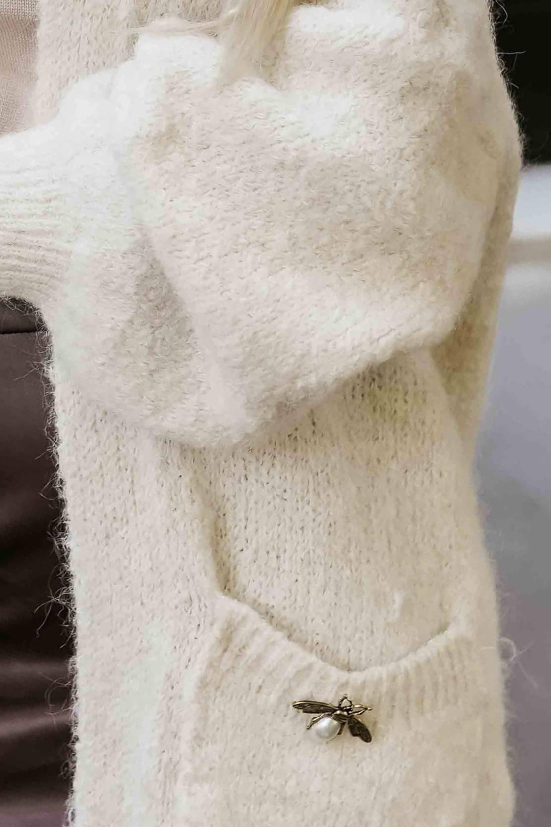 628-1 Fashionable oversized cardigan with a decorative brooch and practical pockets - beige