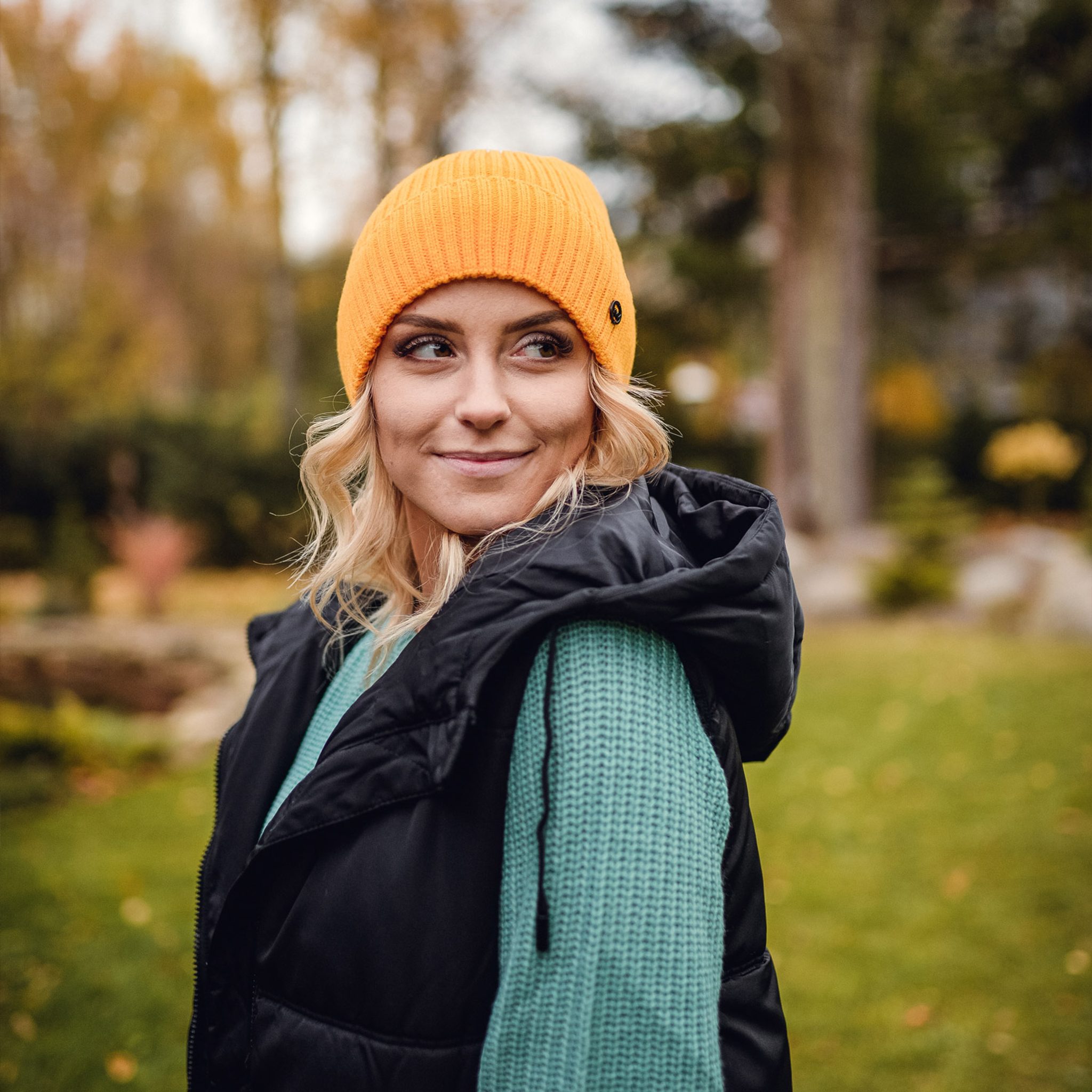 Căciulă galbenă tricotată Vuch