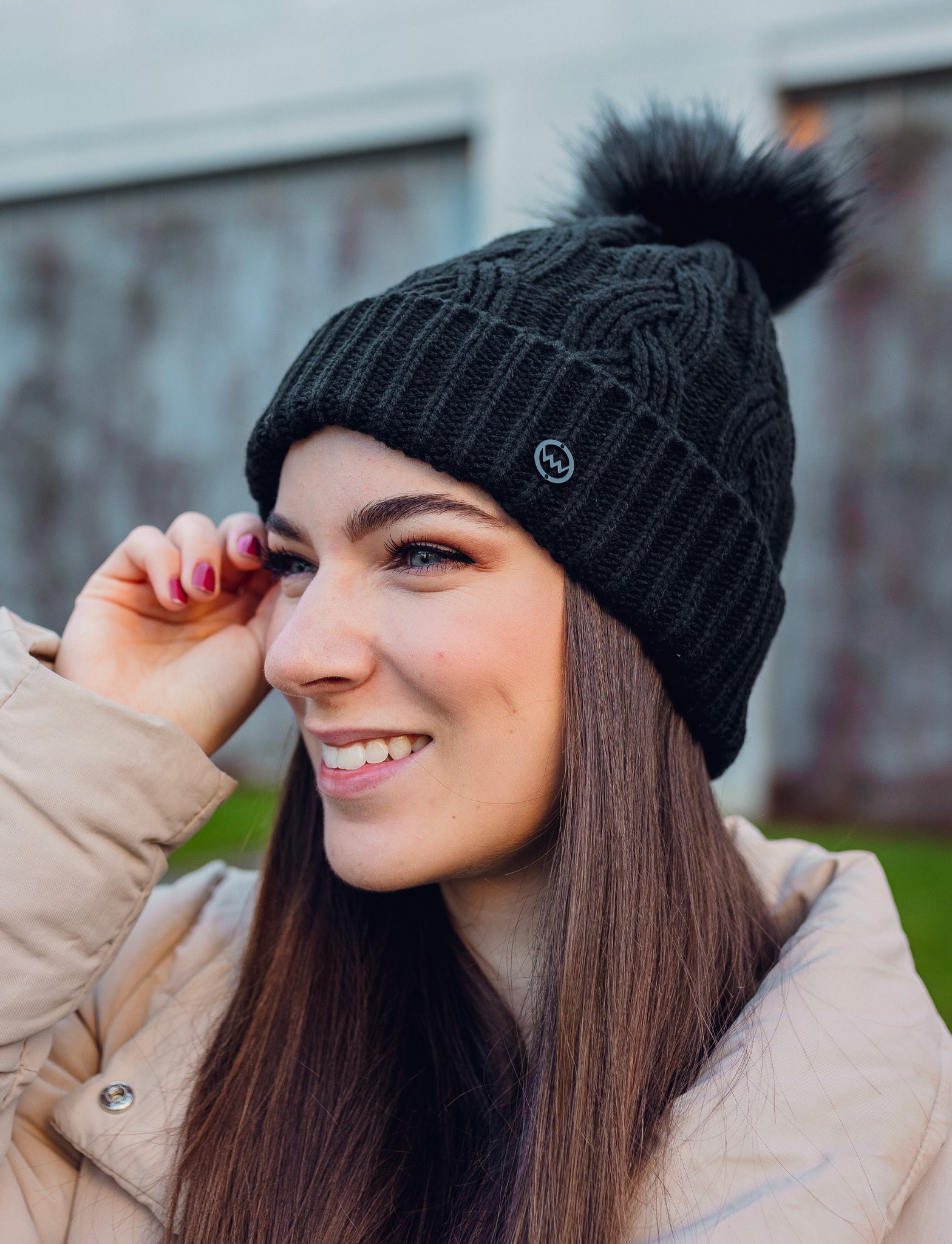 Căciulă neagră tricotată Sheron cu pompom