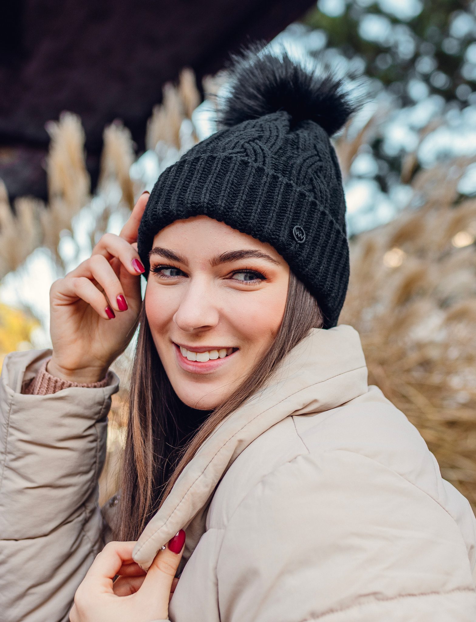 Căciulă neagră tricotată Sheron cu pompom