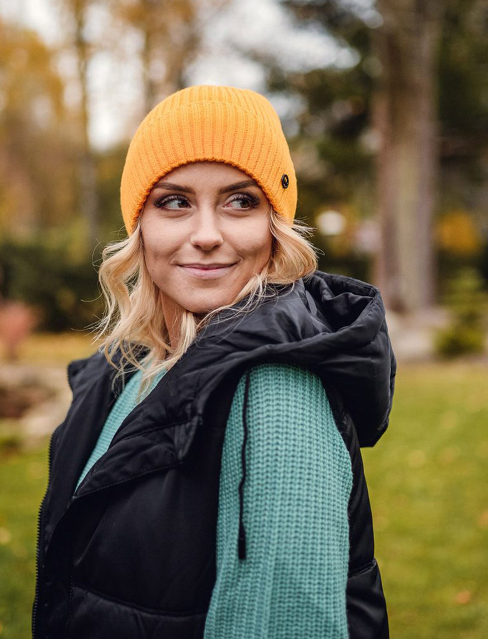 Căciulă galbenă tricotată Vuch