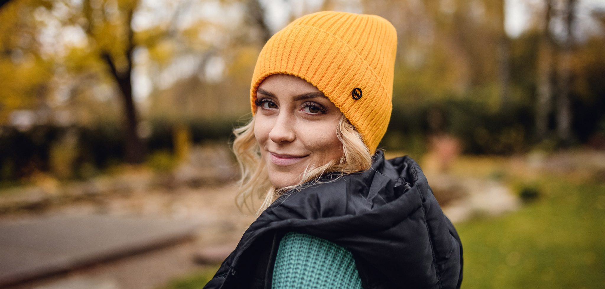 Căciulă galbenă tricotată Vuch