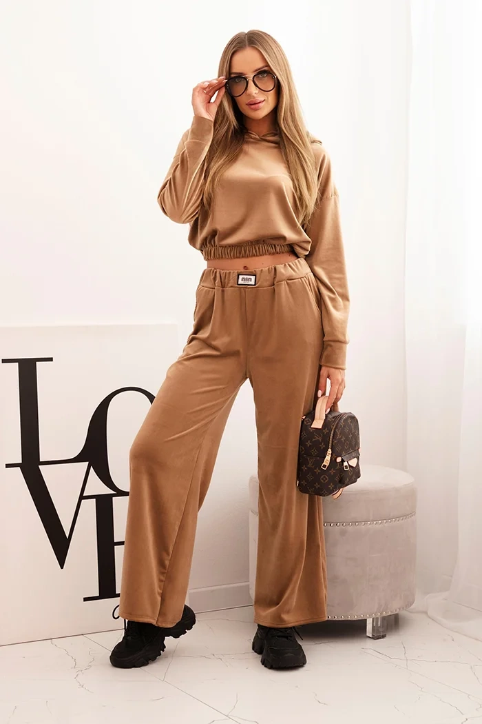 Kesi Włoski Women&#039;s velour tracksuit with wide legs and a hoodie camel