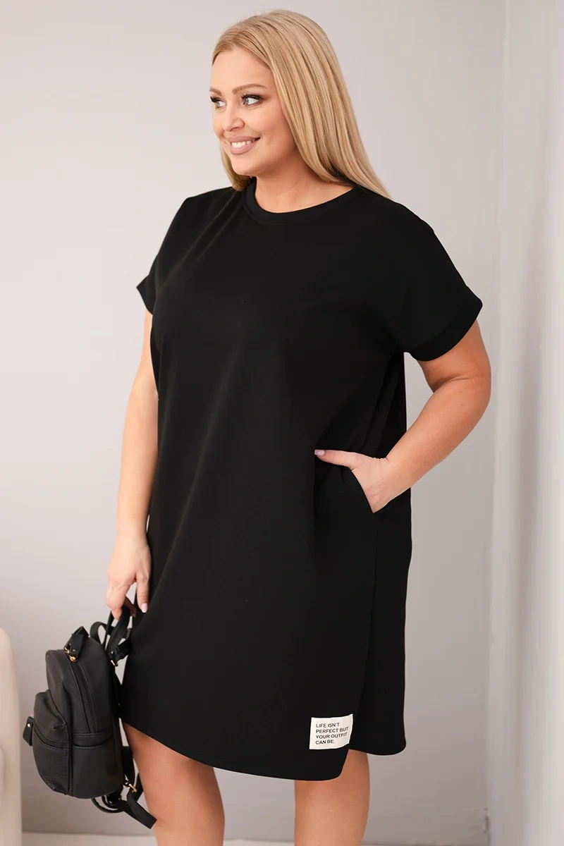 Čierne plus-size šaty s krátkym rukávom a vreckami