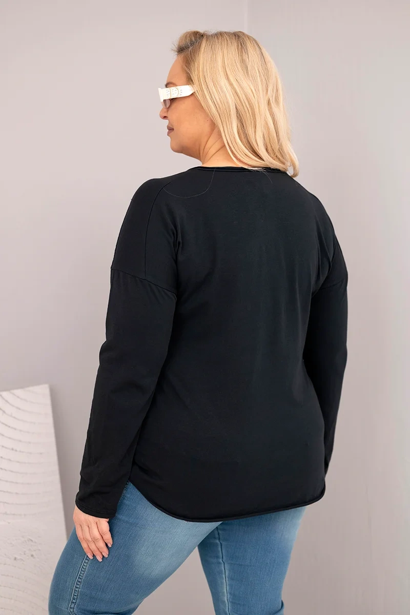 Plus size blúzka s V-výstrihom a dlhším chrbtom