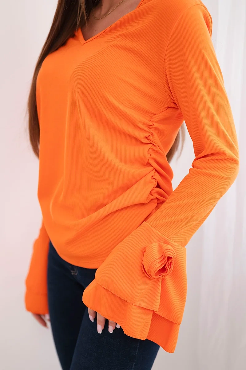 Oranžová blúzka s V-výstrihom a volánmi