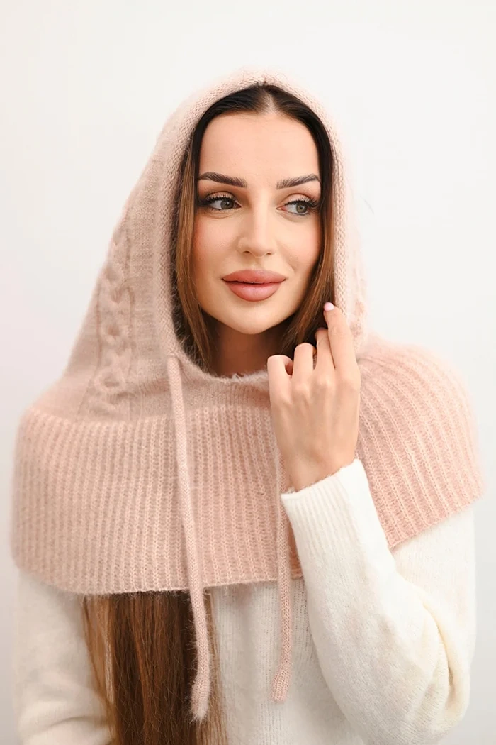 Polski Czapka kaptur dámsky s viazaním a vrkočovým spletom biela