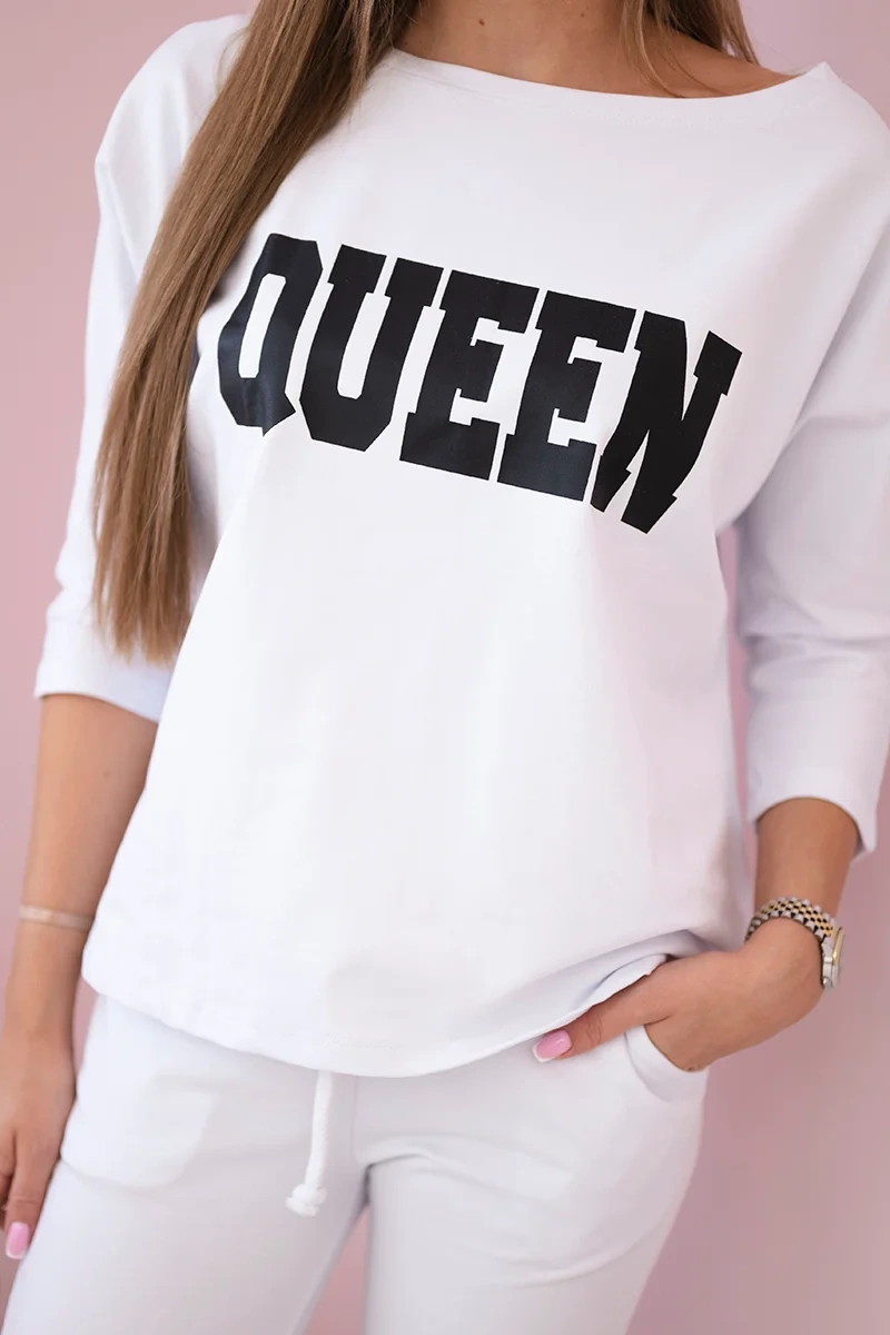 Set with white Queen print