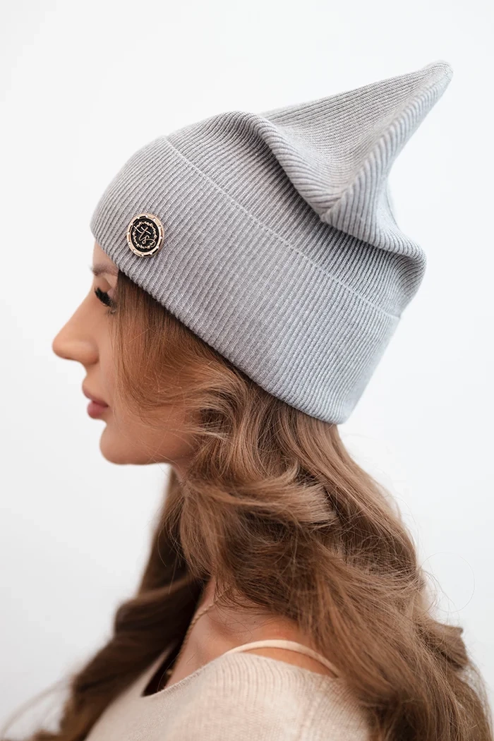 Kesi Women&#039;s ribbed cap made of modal and viscose with a decorative button gray