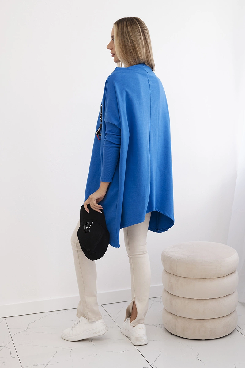 Oversize sweatshirt with asymmetrical hips jeans