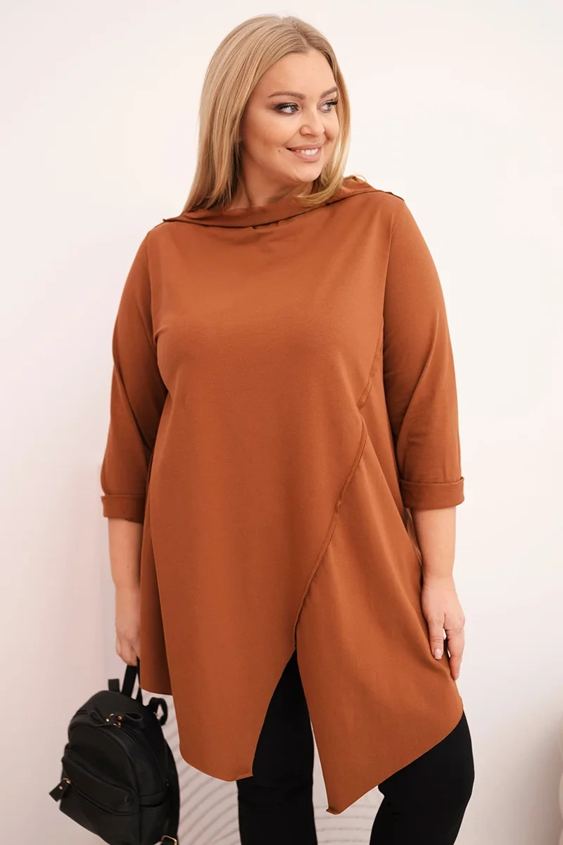 Kesi Dámska bavlnená blúzka Plus Size asymetrická s prehnutým rukávom tmavý camel