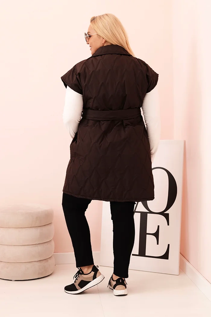 Kesi Włoski Dámska vesta Plus Size prešívaná s pásom a golierom hnedá