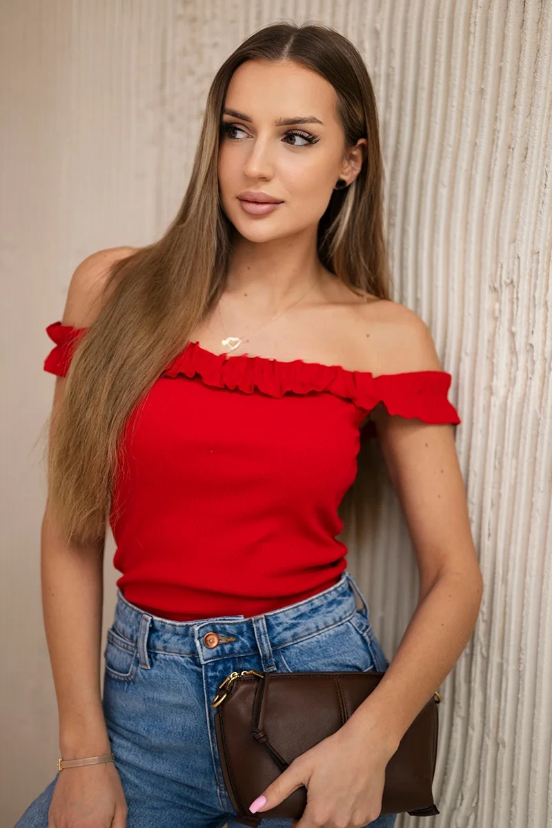Červená halenka s volánky přes rameno