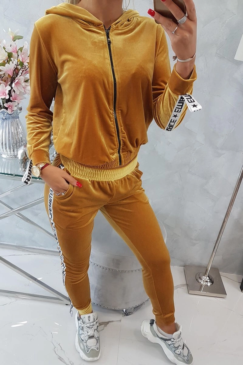 Velúrová súprava s ozdobnými pruhmi