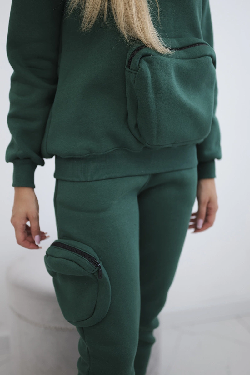 Insulated set with decorative pocket in green color