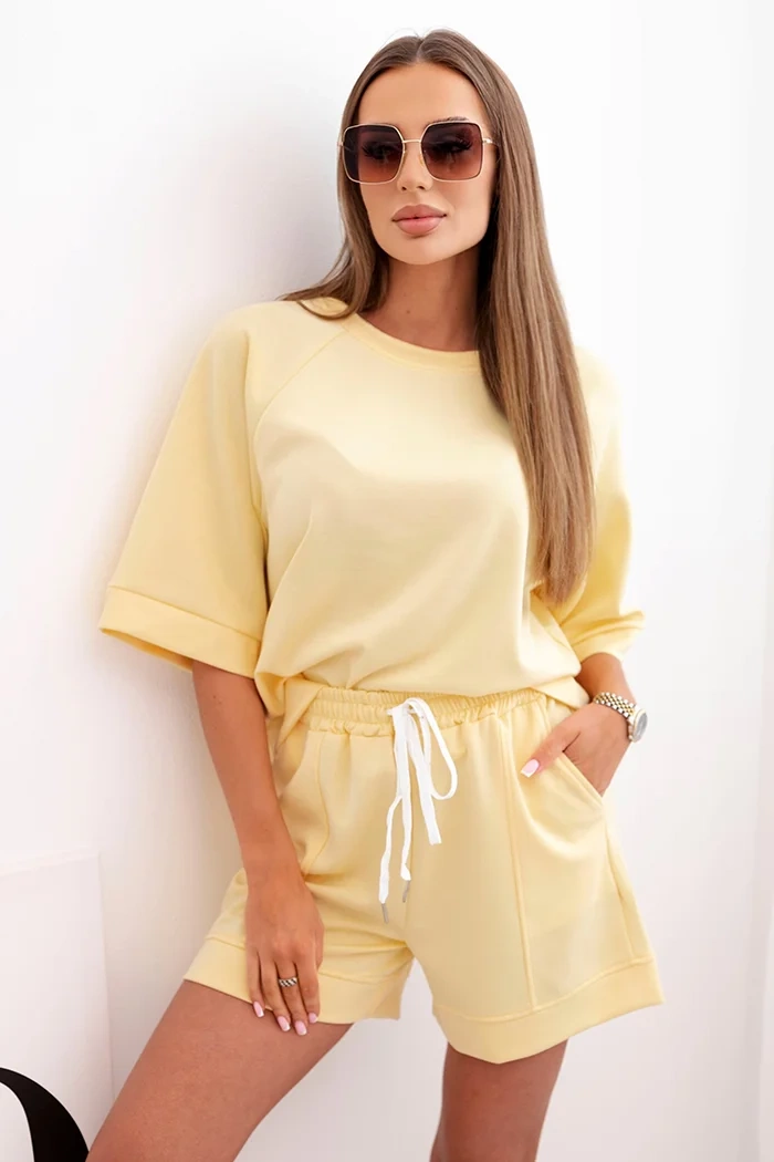 Kesi Włoski Women&#039;s butter set with a short-sleeved blouse and shorts with an elastic band yellow