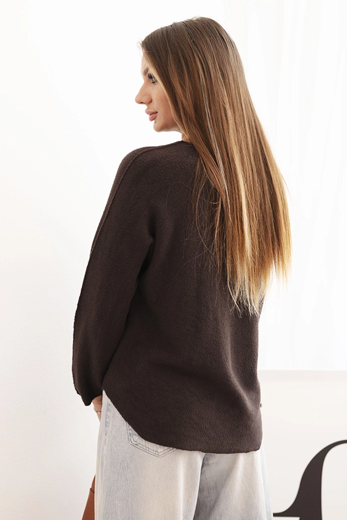 Kesi Włoski Women's viscose sweater with long sleeves and a round neckline brown