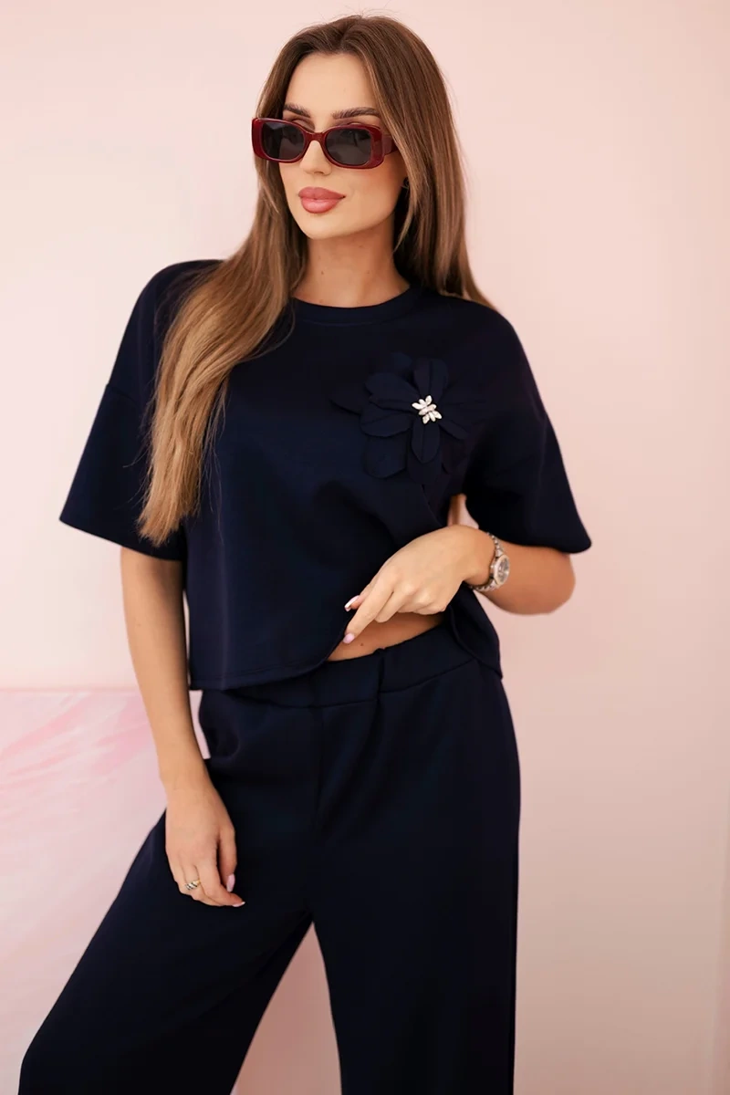 Kesi Włoski Komplet máslíčko halenka s květinou + kalhoty námořnická modř