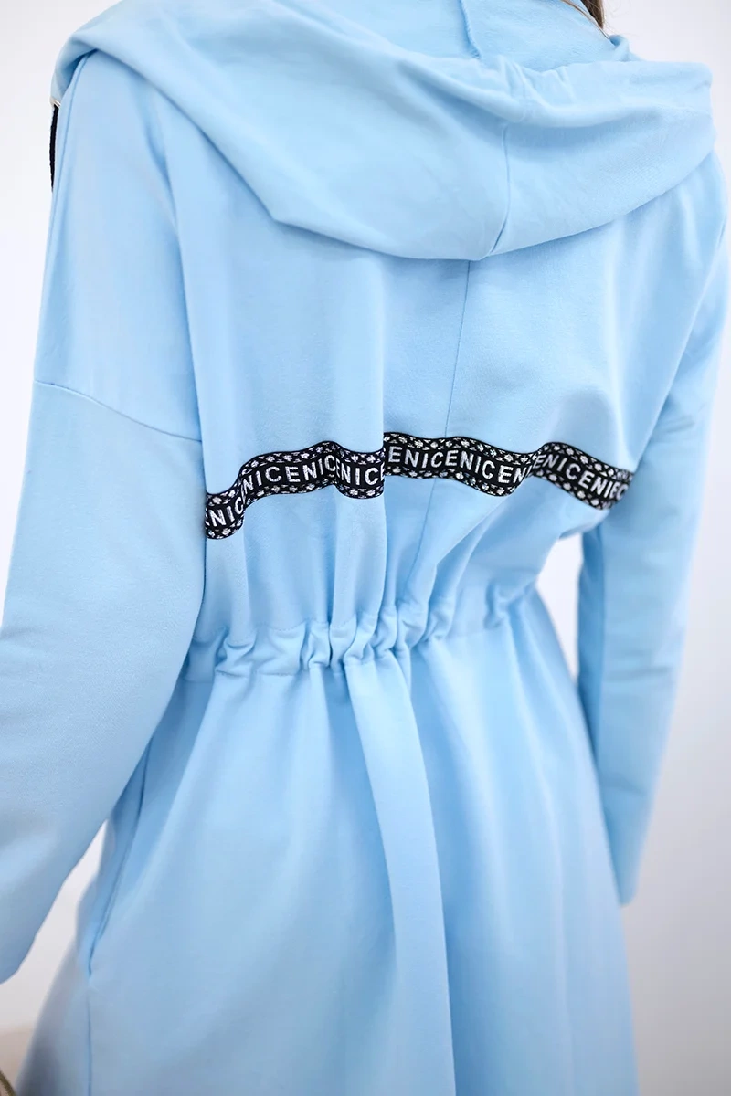 Coat with a longer azure back