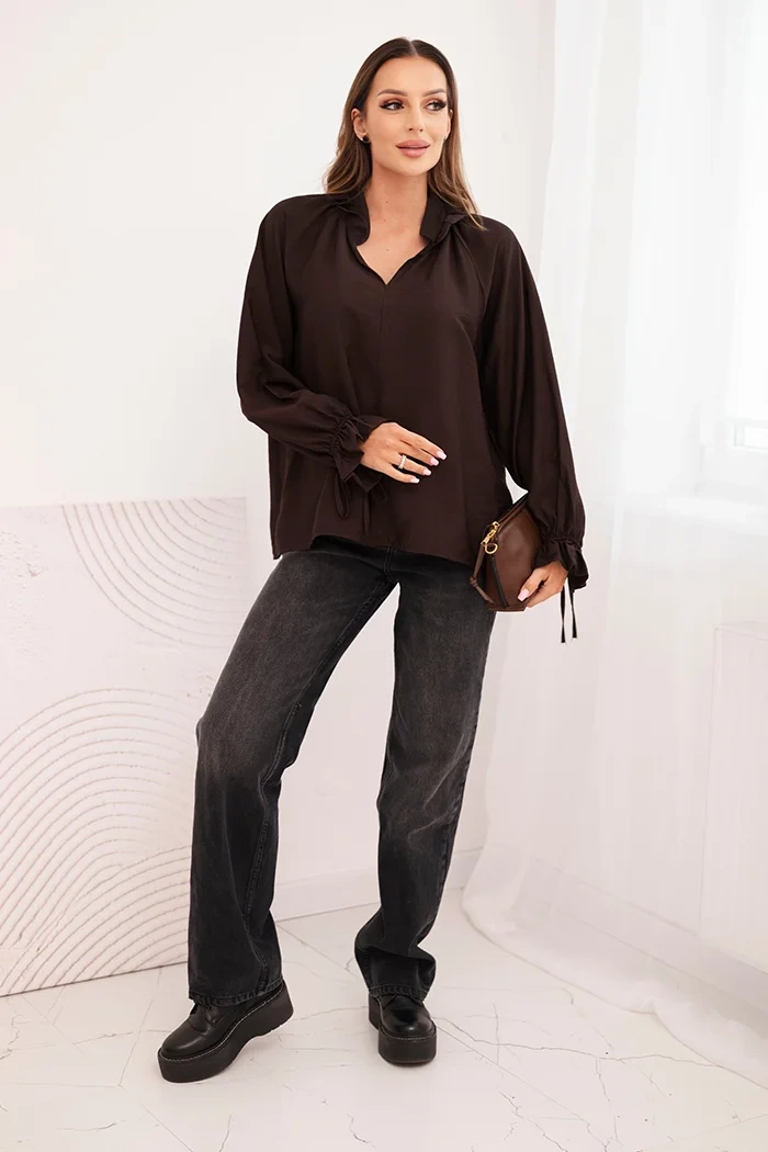 Kesi Włoski Women's viscose blouse with a V-neck and ties at the sleeves brown