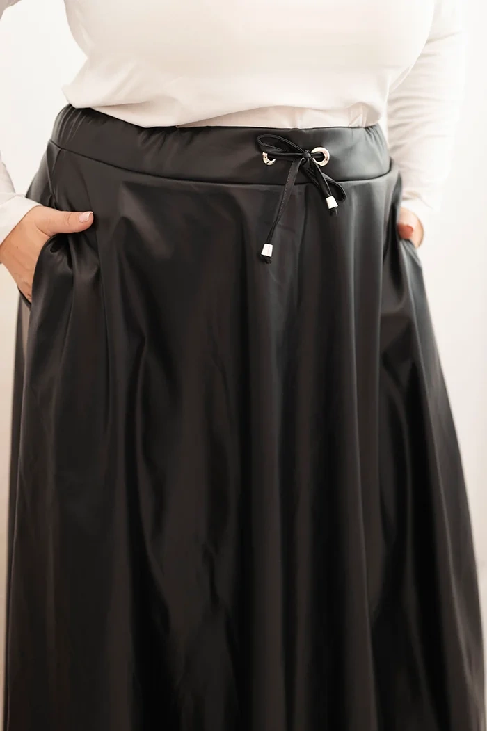 Kesi Włoski Plus Size women&#039;s skirt made of eco-leather with an elastic band and drawstring at the waist black