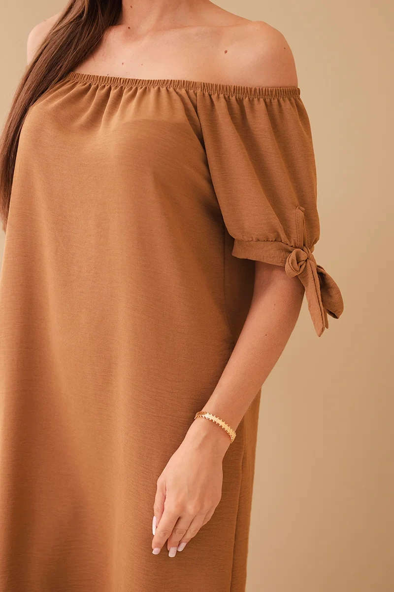 Dress with tie on the sleeves camel