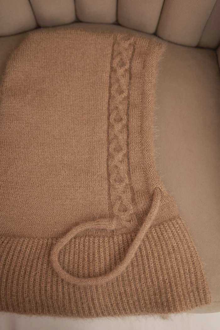 Polski Women&#039;s hooded cap with ties and braided pattern camel