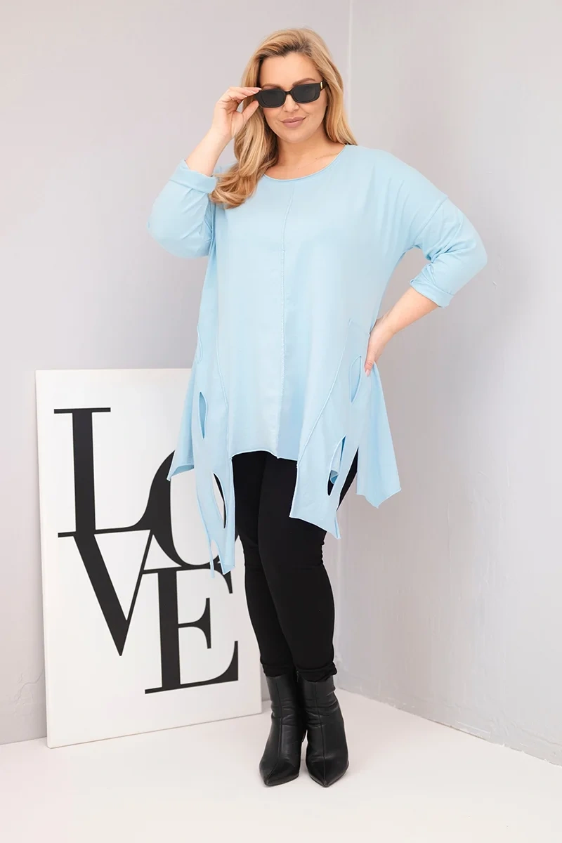 Plus size blúzka s asymetrickým lemom a výrezmi