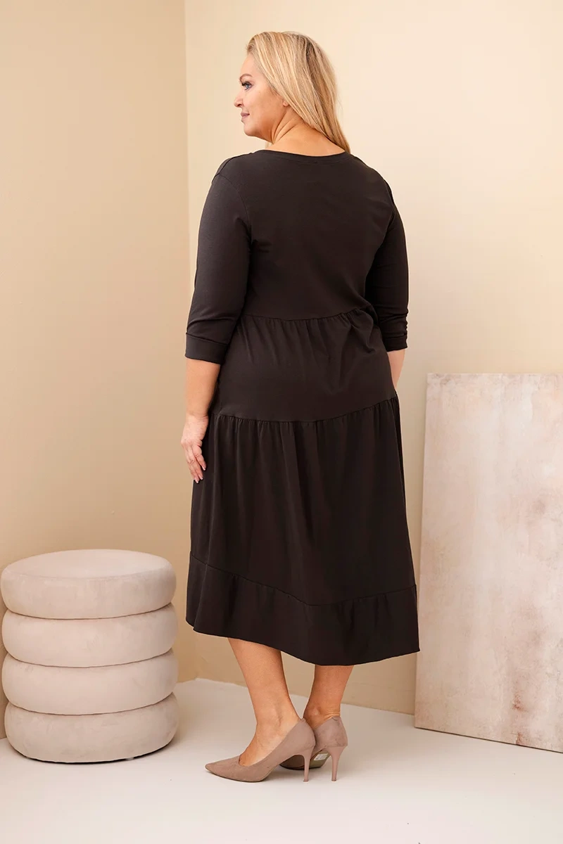 Plus size šaty s volánmi a vyhrnutými rukávmi