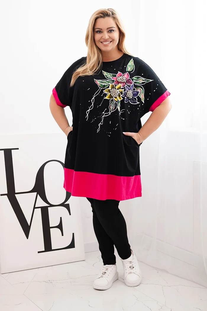 Kesi Włoski Fuksiová dámska tunika Plus Size s kvetinovým vzorom a ozdobnými perličkami
