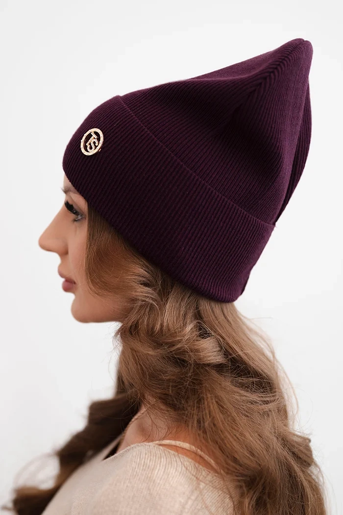Kesi Women&#039;s ribbed cap made of modal and viscose with a decorative button plum
