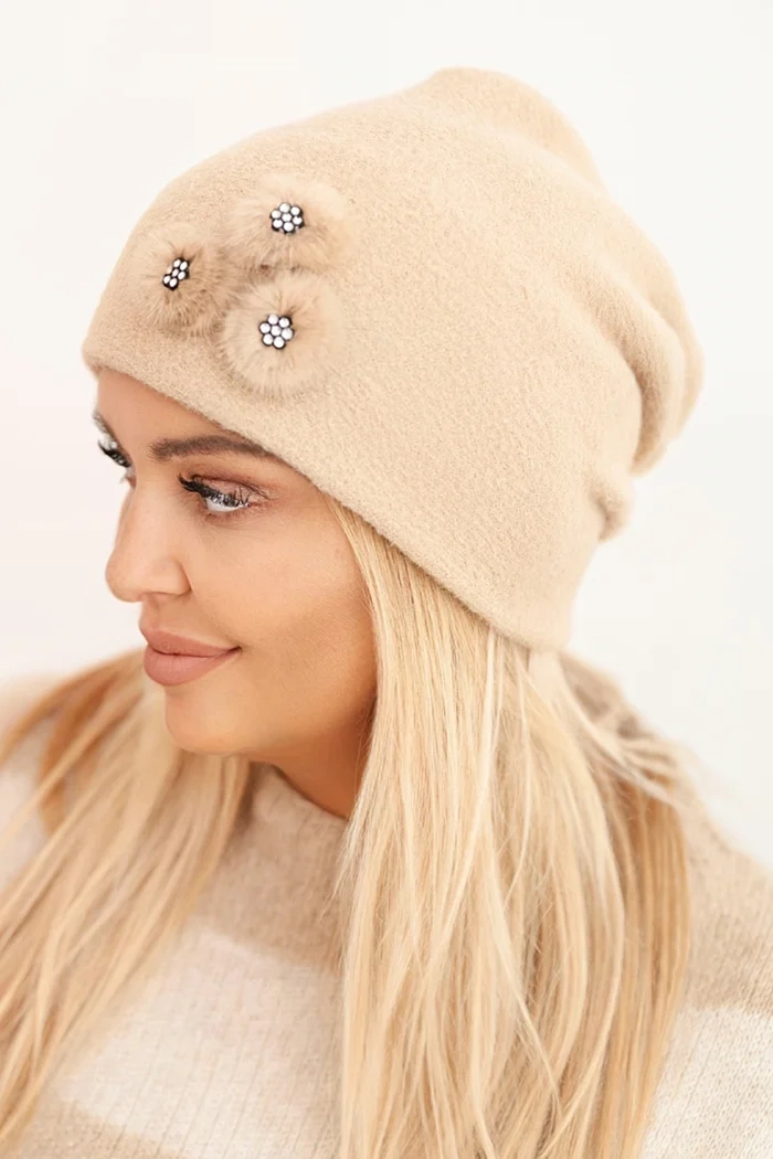 Kesi Dámska čiapka s ozdobnými kožušinovými kvetmi elegantná camelová