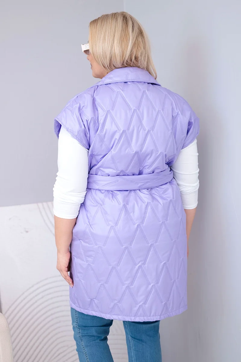 Kesi Plus Size prešívaná vesta s opaskom svetlofialová