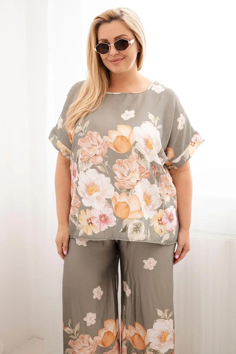 Kesi Plus Size set s blúzkou a kvetinovými nohavicami