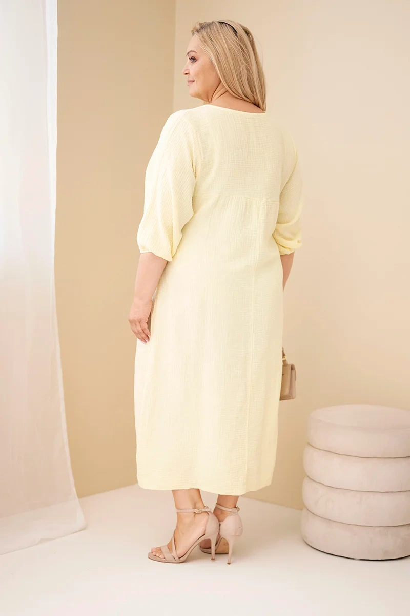 Plus size muslinové šaty s V-výstrihom žlté