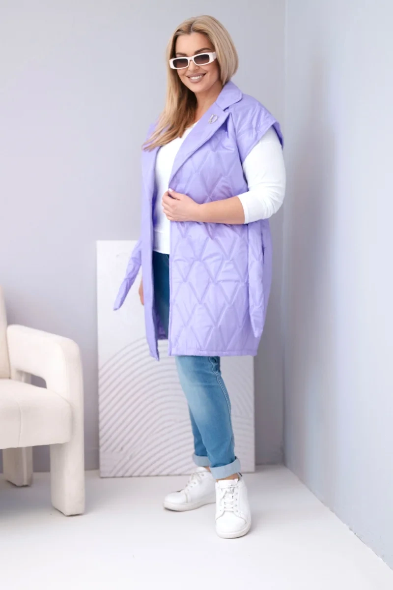 Kesi Plus Size prešívaná vesta s opaskom svetlofialová