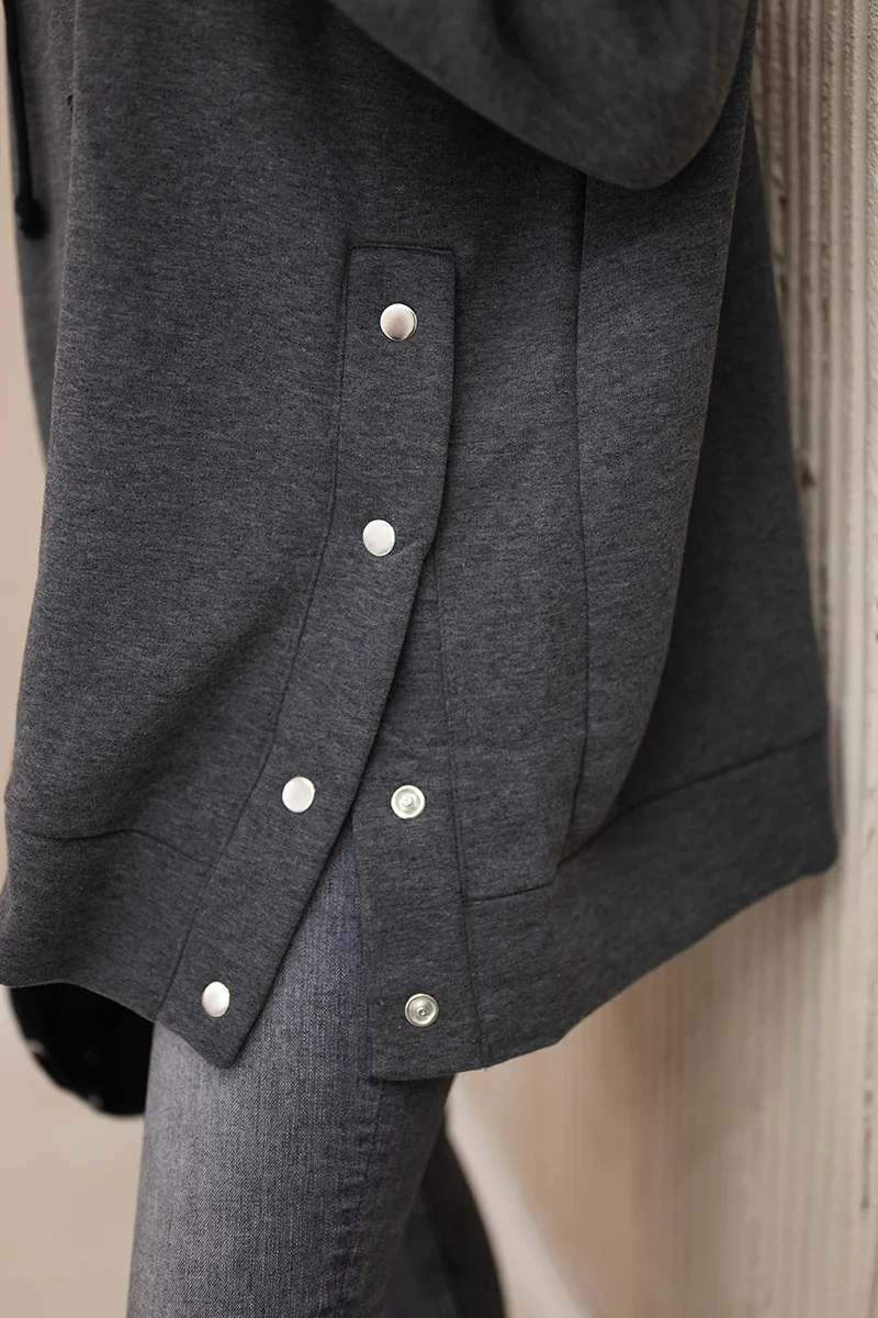 Insulated sweatshirt with grpahit press studs