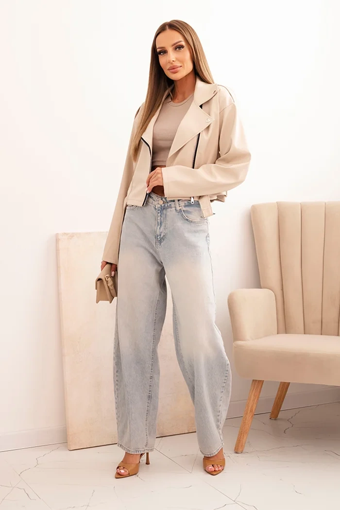 Kesi Włoski Short women's jacket made of eco-leather with a belt and collar beige