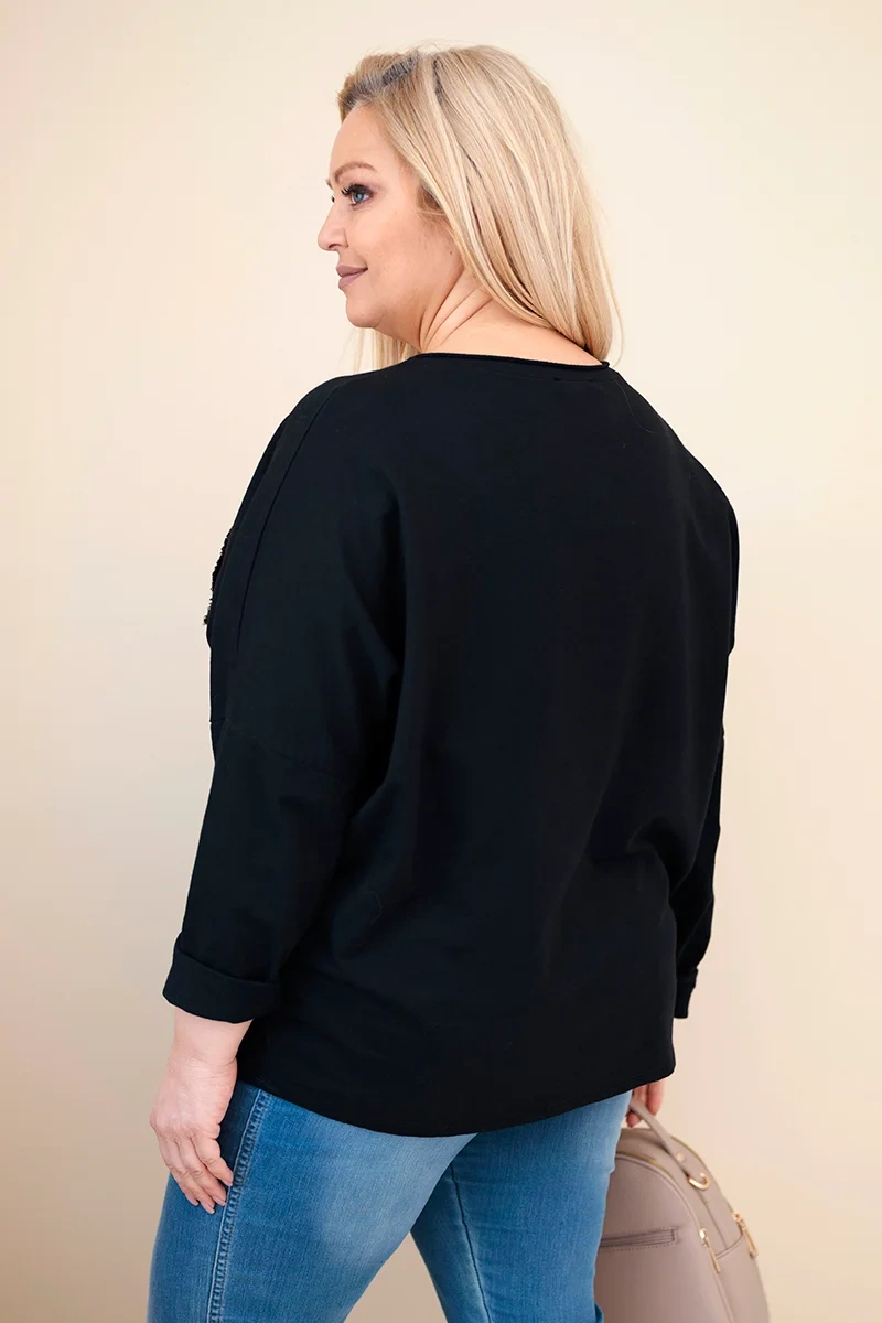 Plus size blúzka s V-výstrihom a aplikáciou