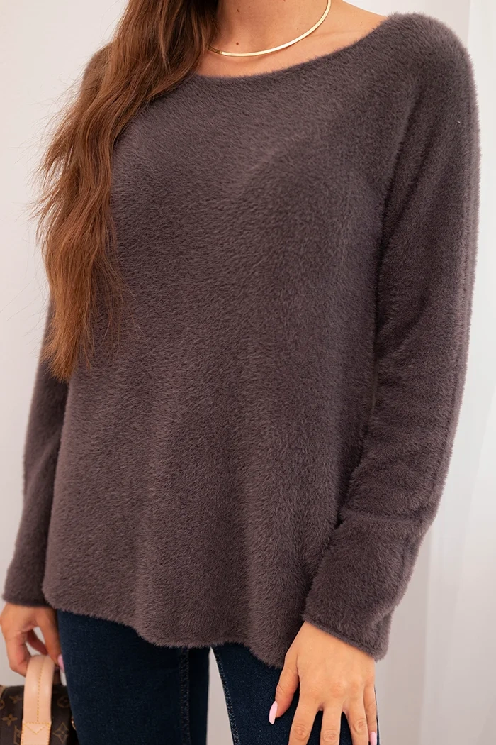 Kesi Włoski Women's sweater made of soft knit with a round neckline brown