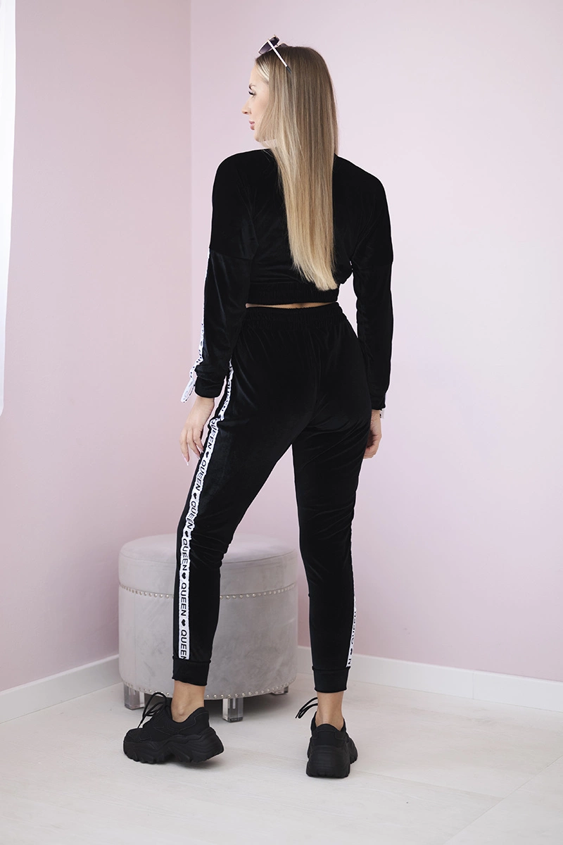 Velour set with black Queen inscription