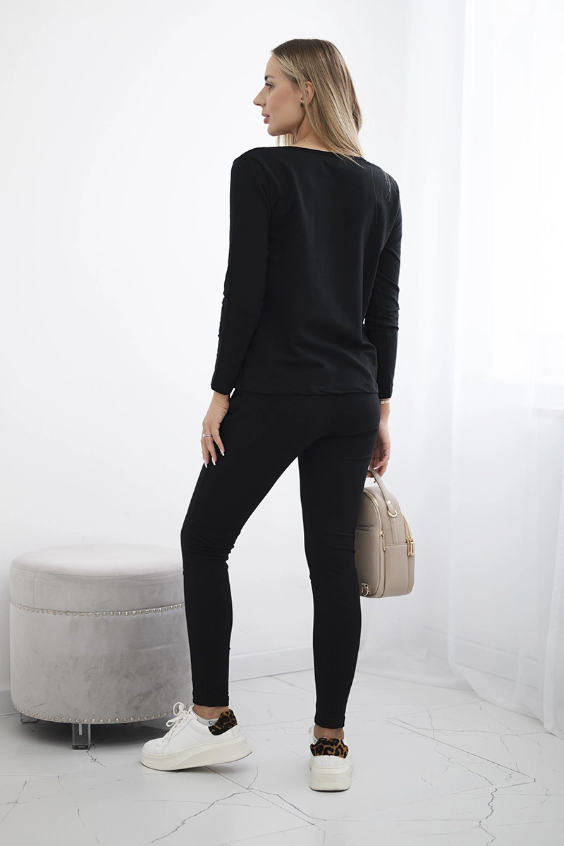 Set with a neckline with black snaps