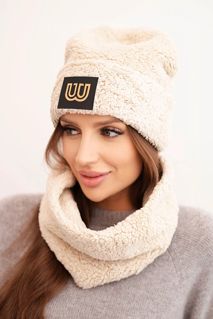 Polski Dámsky polarový komplet čiapka a nákrčník s ozdobnou nášivkou béžový